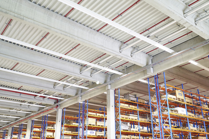 Bild 1 Das 13 500 m² große Logistikzentrum von Teamlog für Ersatzteilprodukte des Achsenherstellers SAF Holland bietet Platz für 5000 Paletten-Stellplätze.