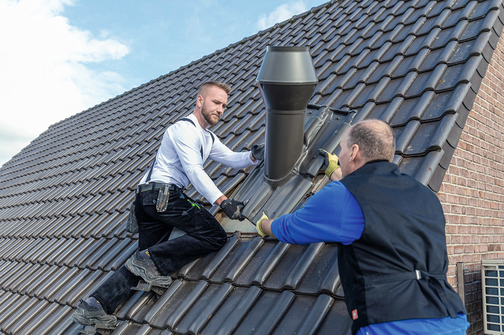 Fleck: Wrasenlüfter für ein Steildach. - © Fleck / bpr
