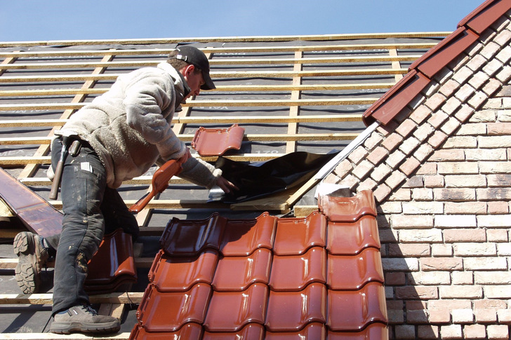 Durch eine gezielte Kombiförderung Photovoltaik-Anlage plus Dachsanierung könnte Treibhausgasemissionen in erheblichem Umfang vermieden werden.