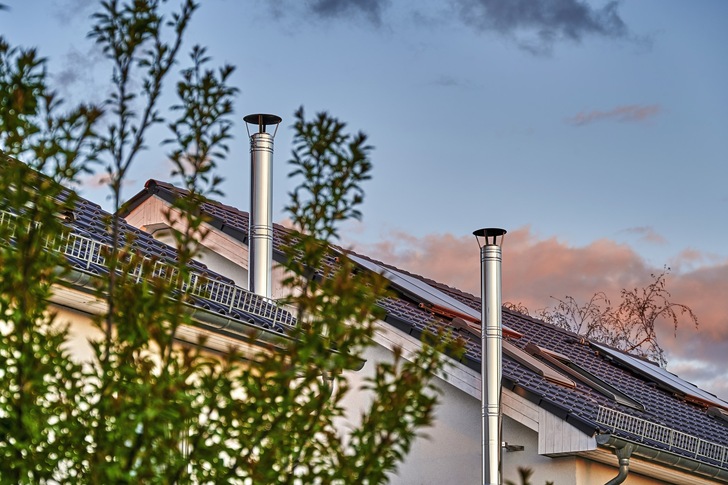 Bei einer Feuerungsanlage für feste Brennstoffe ist der Schornstein künftig so auszuführen, dass seine Austrittsöffnung firstnah angeordnet ist und den First um mindestens 40 cm überragt.