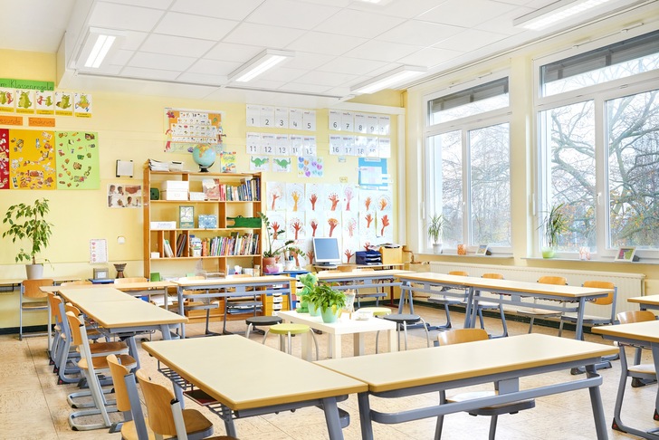 Mechanische Lüftungsanlagen sorgen für eine hohe Raumluftqualität. Allerdings sind die meisten Schulen auf die Fensterlüftung angewiesen. Hier können mobile Luftreiniger den Infektionsschutz verbessern. - © Trox GmbH
