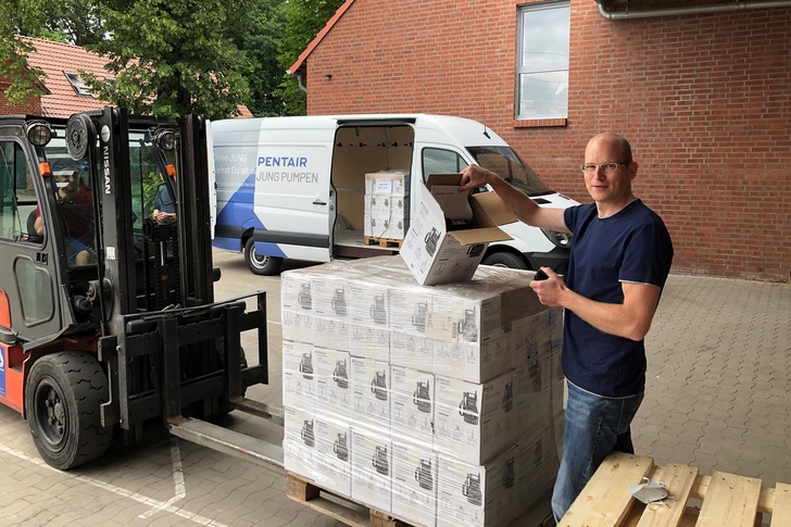 Übergabe von 120 Pumpen zur Kellerentwässerung an die Henrich Schröder GmbH zur kostenlosen Verteilung in den Hochwassergebieten.