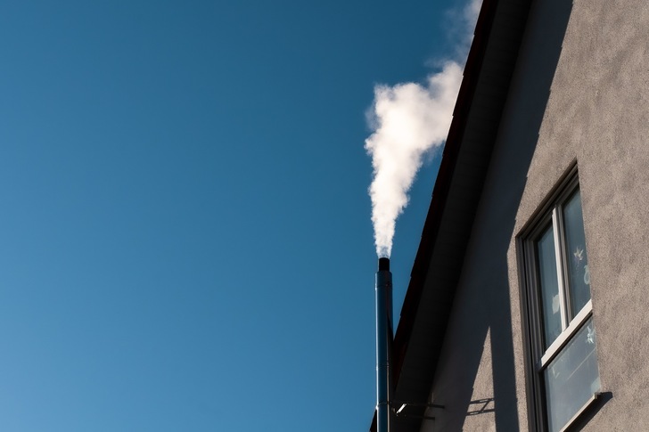 Die Deutsche Umwelthilfe kritisiert, dass die von der Bundesregierung geplanten Schornsteinregeln Giftstoffe nicht reduzieren, sondern nur breiter verteilen. - © Carmen Hauser / iStock / Getty Images Plus
