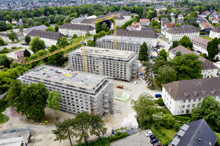 Bild 1 Die drei Geschwister: Unter diesem Namen begannen 2019 die Umbauarbeiten der ehemaligen Kasernengebäude. Mittlerweile haben Studierende das Quartier bezogen. - © Tece
