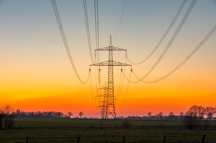 24 % der Stromkosten privater Haushalte entfallen auf die Netznutzung, 23 % auf Beschaffung, Marge und Vertrieb. 53 % entfallen auf Steuern, Abgaben und Umlagen.