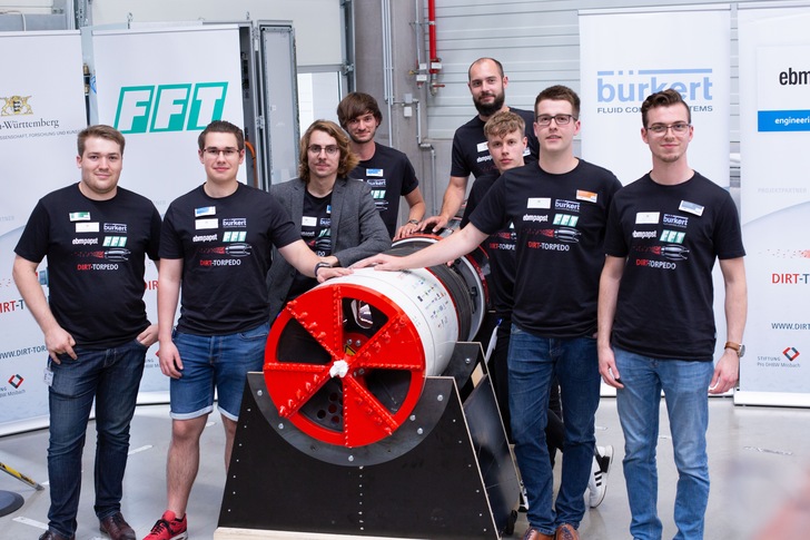 Das Team aus Studenten entwickelte ihre Tunnelbohrmaschine „Dirt Torpedo“ in rund 12 Monaten (ganz links: Teamleiter Adrian Fleck). - © ebm-papst / Alina Veth
