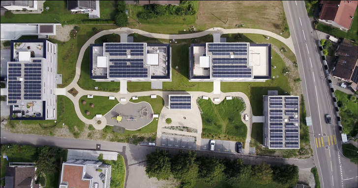 Bild 1 Bei diesen vier Mehrfamilienhäusern der Areal-Überbauung in Möriken-Wildegg im Kanton Aargau stand die Eigenverbrauchsoptimierung mit Photovoltaik-Strom zur Versorgung von vier Erdsonden-Wärmepumpen im Vordergrund. - © Setz Architekten
