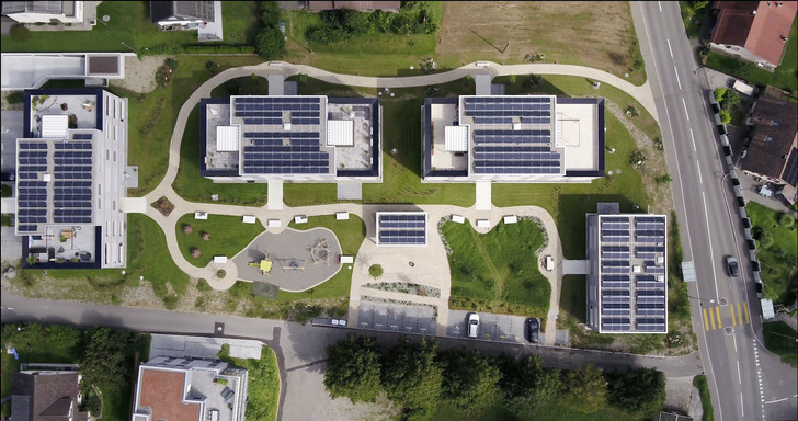 Bild 1 Bei diesen vier Mehrfamilienhäusern der Areal-Überbauung in Möriken-Wildegg im Kanton Aargau stand die Eigenverbrauchsoptimierung mit Photovoltaik-Strom zur Versorgung von vier Erdsonden-Wärmepumpen im Vordergrund.