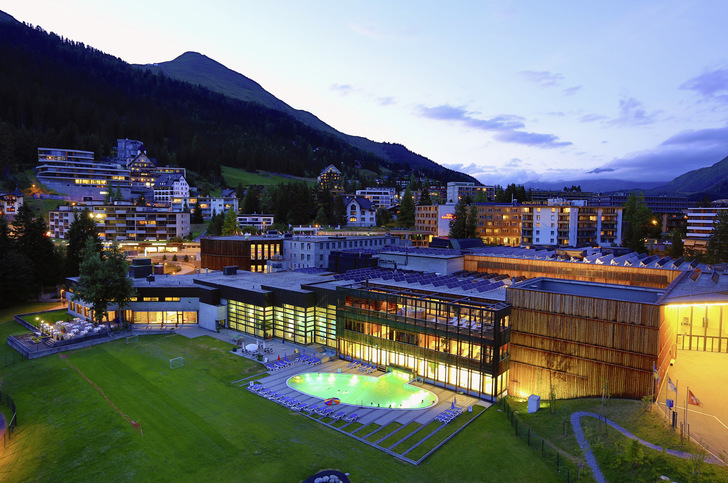 Bild 1 Die Welt schaut nach Davos. Jährlich lädt der beschauliche Ort zu international renommierten Veranstaltungen in sein für 5000 Personen ausgelegtes Kongresszentrum.