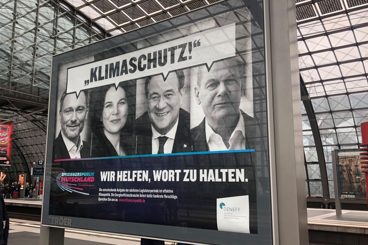 Eine Plakatkampagne der Deneff am Berliner Hauptbahnhof erinnert Politiker daran, beim Klimaschutz Wort zu halten. - © Deneff / Annkathrin Paulus
