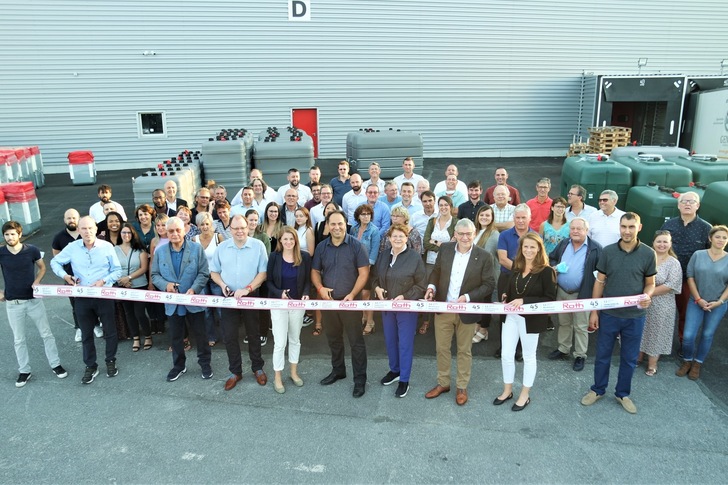 Die Unternehmerfamilie Roth, CEO Matthias Donges, Geschäftsführung und die Belegschaft von Roth France eröffnen das neue Logistikzentrum in Lagny-sur-Marne.