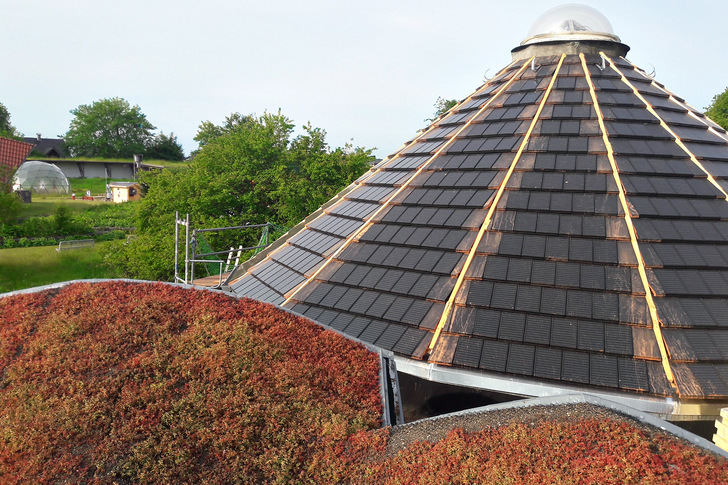 autarq-Solardachziegel auf einem Kegeldach im artefact – Zentrum für nachhaltige Entwicklung in Glücksburg. - © Werner Kiwitt
