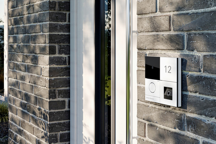 Gira: System 106 mit Keyless In Fingerprint.