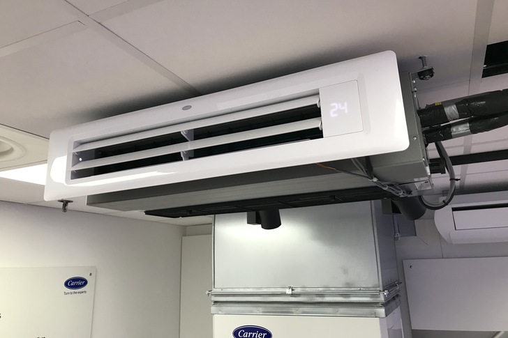 Carrier: Kanalgerät mit optionalem Ausblaspaneel.