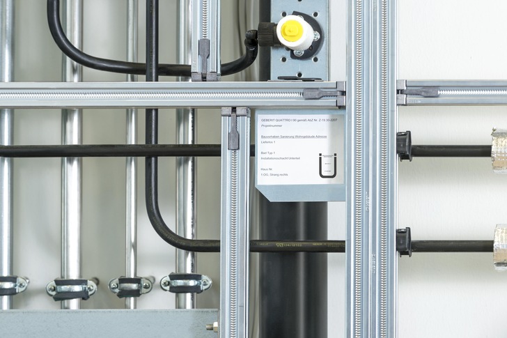 Bild1 Für Bauprodukte und Bauarten, die nicht die CE-Kennzeichnung nach der Bauproduktenverordnung tragen, müssen Hersteller die Übereinstimmung mit den technischen Baubestimmungen durch eine Übereinstimmungserklärung nachweisen. Dies erfolgt durch die Kennzeichnung mit dem Übereinstimmungszeichen (Ü-Zeichen). Das Ü-Kennzeichen ist bei vorgefertigten Quattro/GIS-Installationsregistern auf dem Bauprodukt angebracht.
