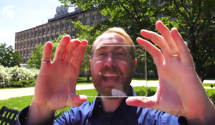 Prof. Richard Lunt vom College of Engineering der Michigan State University mit einem Muster eines transparenten Solar-Panels. - © www.digitaltrends.com
 Prof. Richard Lunt vom College of Engineering der Michigan State University mit einem Muster eines transparenten Solar-Panels.