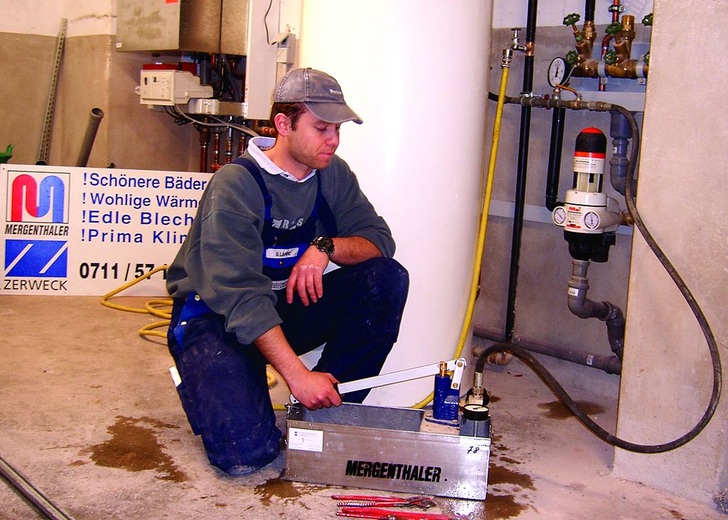 Der vom Pressfittinghersteller empfohlene Prüfdruck darf beim Füllen des Leitungssystems nicht überschritten werden. Sonst können eigentlich unverpresst undichte Verbindungen während der Dichtheitsprüfung doch unentdeckt bleiben.