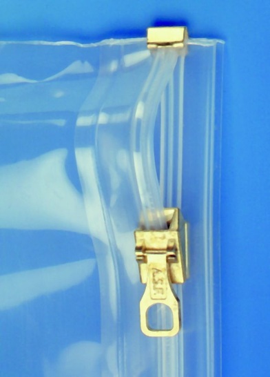 Böck: Licht- und wetterfeste, transparente Planschutzhüllen aus reißfestem Polyethylen mit verschweißten Nähten und wasserdichtem Gleitverschluss.