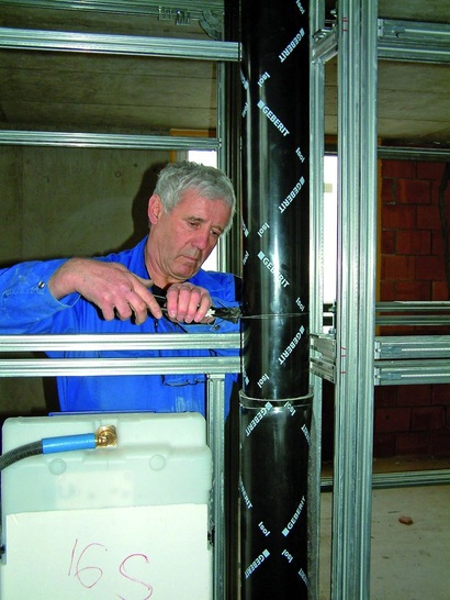 Geberit: Drahtbefestigung von Isol bleifrei.