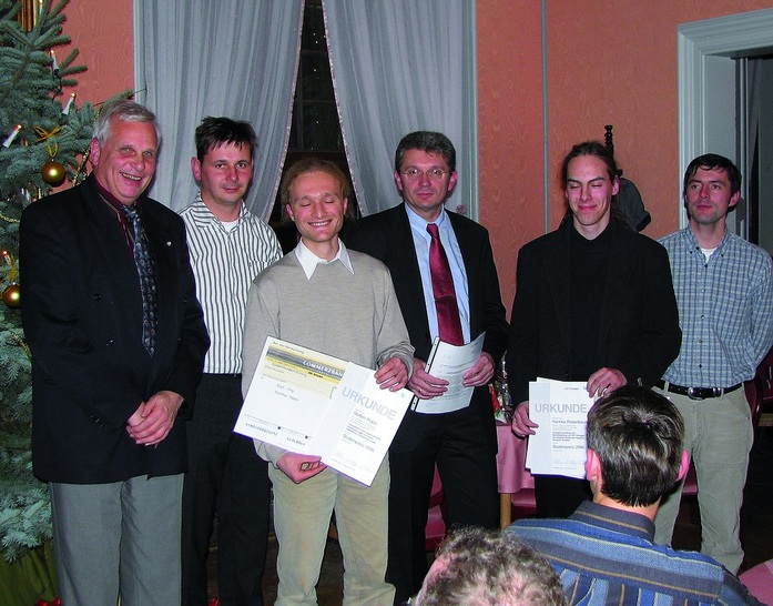 Übergabe des Studienpreises 2006 (v. l.): Prof. Dr.-Ing. Achim Trogisch, Dipl.-Ing. Falko Ziller, Dipl.-Ing. Steffen Robbi; Prof. Dr.-Ing. Uwe Franzke, Dipl.-Ing. Rosenbaum; Dipl.-Ing. Ronny Mai. - © ILK-Verein
