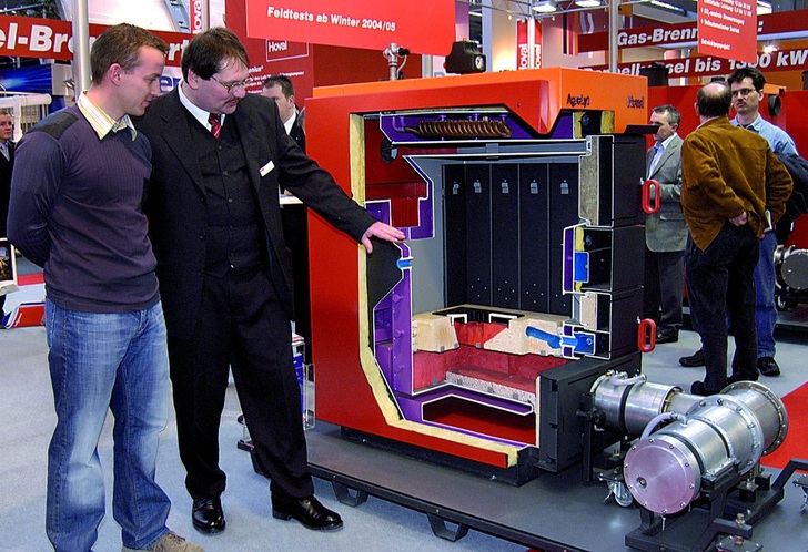 Scheitholzkessel mit angekoppeltem Stirlingmotor [Hoval]. Schon 2005 war das Interesse für Technik rund um erneuerbare Energien enorm, wegen des hohen Ölpreises insbesondere bei Biomasse. 2007 dürften (auch) Wärmepumpen zu den Magneten zählen.