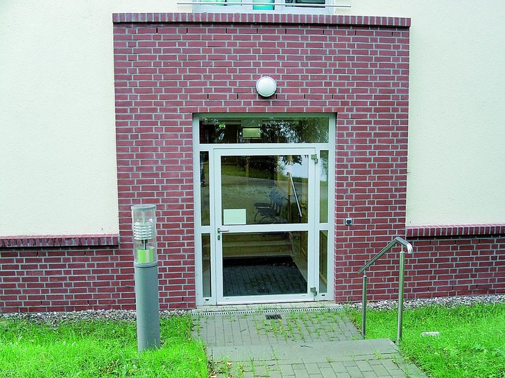 Bild 1 Die Außentüren sind durch Motorschlösser gesichert. Der Datenaustausch zwischen Schloss und Schlüsselmedium ­erfolgt berührungslos über ein Wandterminal (rechts). - © Häfele
