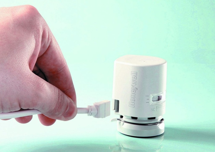 ASmart-T mit Aufschnapp-Lösung und steckbarem Anschlusskabel. - © Honeywell
 ASmart-T mit Aufschnapp-Lösung und steckbarem Anschlusskabel.