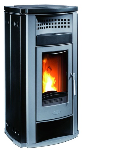 Buderus: Der Kaminofen blueline Pellet_2W erwärmt zusätzlich das Wasser.