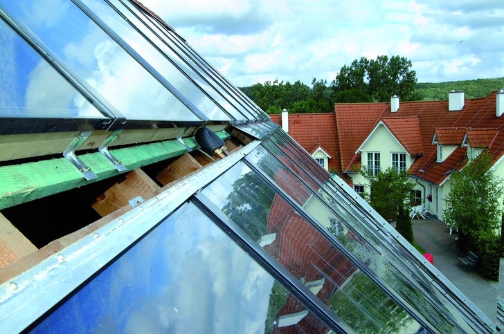 Über Fernleitungen versorgt die Solaranlage die Ferienwohnungen mit Wärme für die Trinkwassererwärmung und Heizung. - © Westfa
