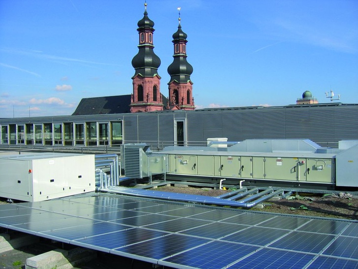 Dachzentrale mit Wärmepumpe.