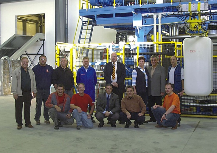 Über die ersten in Nordamerika gefertigten Doppelwandtanks freuen sich: Manfred Roth (hintere Reihe zweiter von rechts), daneben seine Frau Heike Roth und Geschäftsführer Jochen Drewniok.