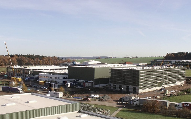 Rehau: Um die Lieferperformance deutlich zu verbessern, wird aktuell das Logistikzentrum in Triptis ausgebaut.