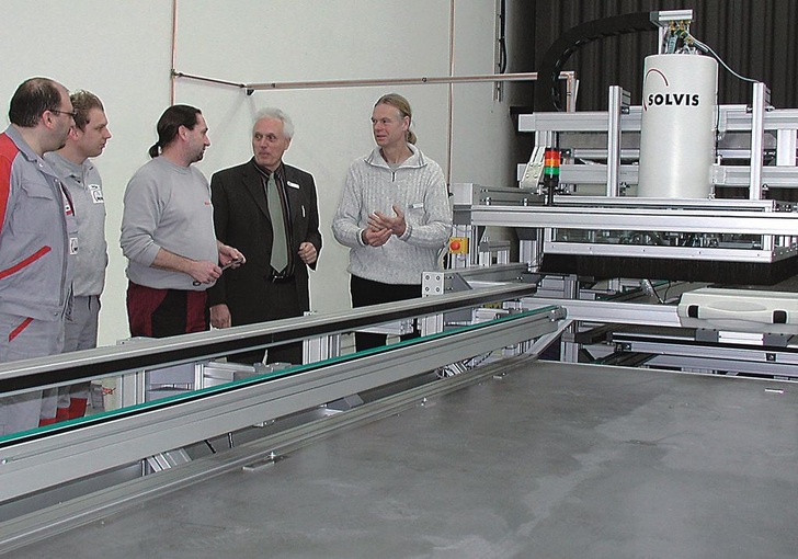 Die Solvis-Geschäftsführer Klaus-Henning Terschüren (v. r.) und Helmut Jäger besprechen den Anschluss der zweiten Laserschweißanlage mit Mitarbeitern aus der Absorber-Fertigung.