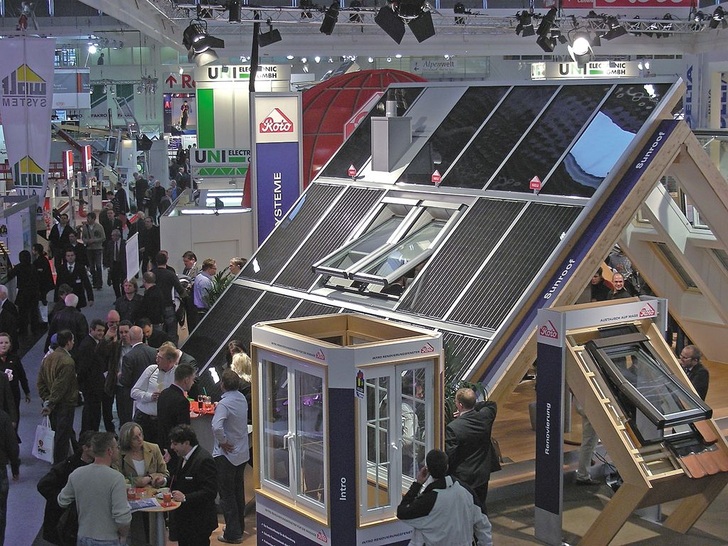 Solares Bauen steht hoch im Kurs. Auf-Dach-Lösungen werden zunehmend von modularen ­Solardachsystemen ­abgelöst.