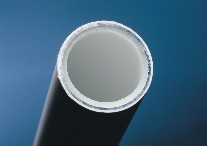 Der Aufbau eines MT-Verbundrohrs: Die drei Haupt-Materialschichten, in der Regel PE-Xc - Aluminium - PE-X, sind per Haftvermittler auf Polyethylenbasis fest miteinander verbunden.