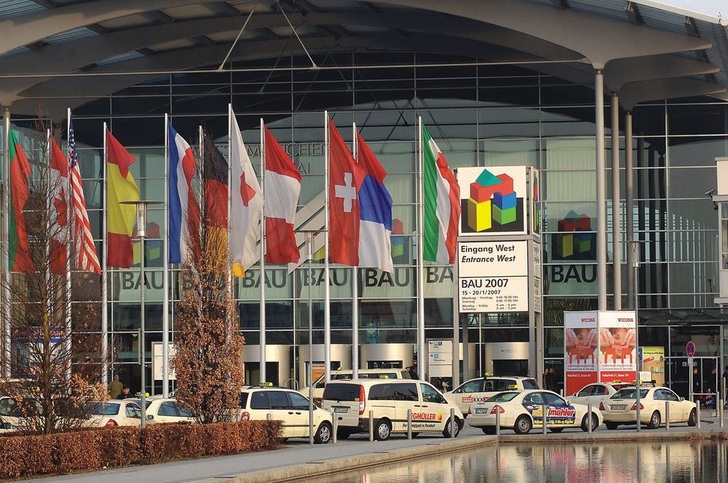 Auf der BAU 2007 traf sich auch die Bausoftware-Fachwelt. Rund 80 Aussteller aus dem Bausoftware-Bereich, darunter viele Marktführer, gaben auf der ­Sonderschau BAU IT einen umfassenden Überblick zum Thema Bauen und IT. ­Insgesamt kamen 206000 Fachbesucher aus 143 Ländern zur BAU 2007. Die nächste BAU findet im Januar 2009 statt. www.bau-muenchen.de