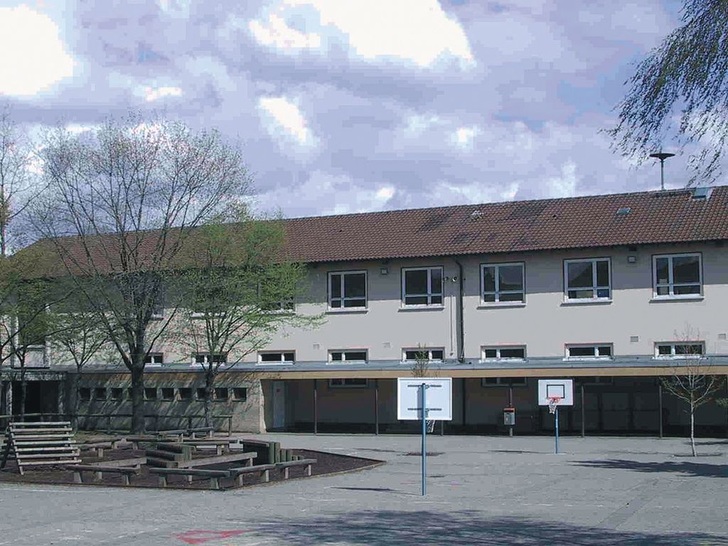 Wer überwiegend nur in den Schulferien Instandhaltungsmaßnahmen durchführen kann, braucht exakte und fehlerfreie Planungsunterlagen. Pausenhof der 1954 erbauten Friedrich Fröbel Schule, für die 2007 Gewerke ­übergreifende Instandhaltungsmaßnahmen anstehen. - © Eigenbetrieb Gebäudewirtschaft Kreis Bergstraße
