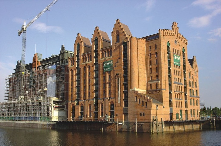 Kaispeicher B in der Hamburger Speicherstadt: An dem denkmalgeschützten ­Gebäude wurden außen und innen aufwendige Renovierungsarbeiten durchgeführt. Jetzt zieht schrittweise neues maritimes Leben ein.