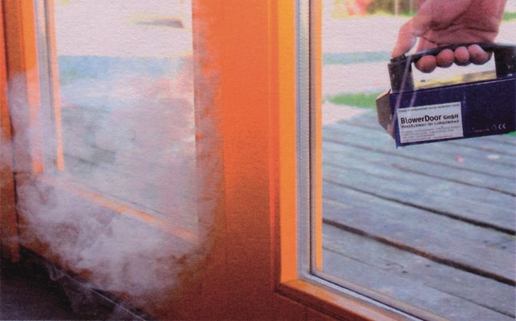 BlowerDoor: Akku-Nebelgerät HandFogger zur Leckageortung.