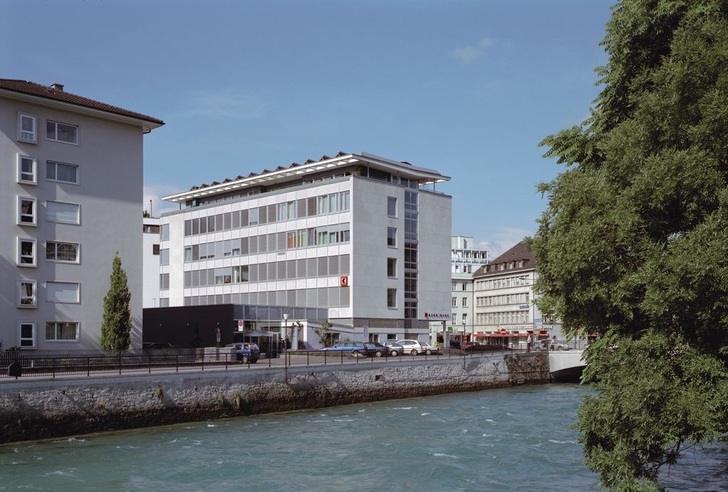 Rückseite der Berner Kantonalbank. Das Gebäude ist denkmalgeschützt; bei der Sanierung konnte die Wärmedämmung nur zum Teil verbessert werden. Auf dem Dach wurde eine Kollektoranlage mit 100 m 2 installiert.