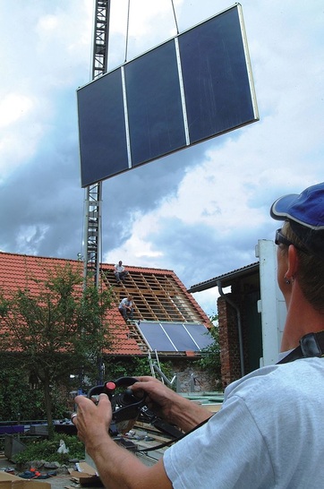 Für die solarthermische Anlage auf dem Ferienhof mit Herz wurde das Dach des Pferdestalls ausgewählt. Ausrichtung und Neigung sind dort ideal.