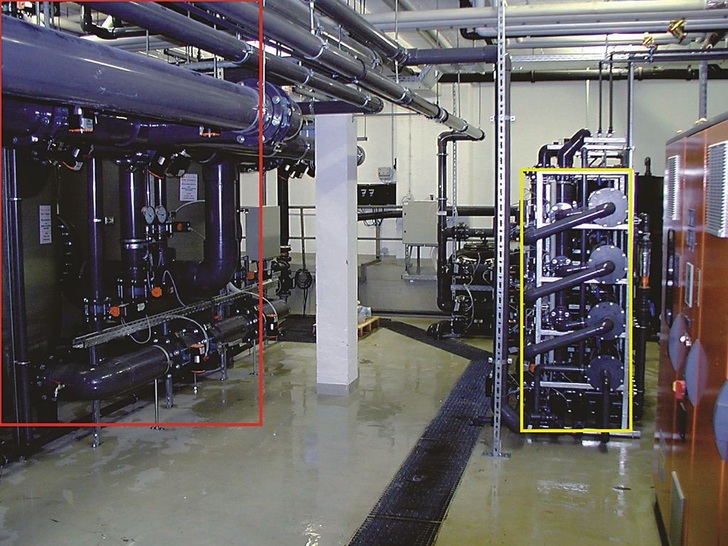 Bild 1 Größenvergleich: Konventionelle Technik (links) und Ultrafiltration (rechts) für ein Warmsprudelbecken (Bad Steben, Leistung 40 m 3 /h). - © Veolia Water Solutions & Technologies
