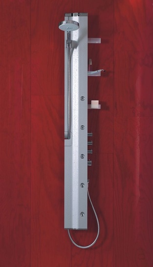 Hansgrohe: Das SideWay Duschpaneel zur Installation an der flachen Wand wird in den Oberflächen Satinchrom und Weiß geliefert. - © Hansgrohe
