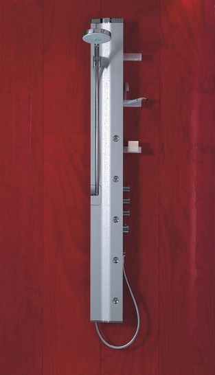 Hansgrohe: Das SideWay Duschpaneel zur Installation an der flachen Wand wird in den Oberflächen Satinchrom und Weiß geliefert.