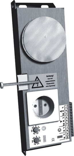 Höte: Schrankleuchte, Steckdose, Türkontaktschalter, Thermostat für Lüften und Thermostat für Heizen in einer platzsparenden Serviceeinheit.