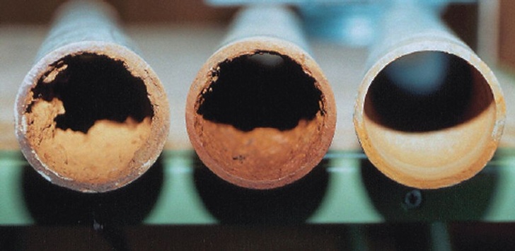 Sichtbare Unterschiede: Unbehandeltes Kaltwasserrohr (links), Kaltwasserrohr nach der Behandlung mit den permanent-magnetischen Geräten von perma-trade (Mitte), neu installiertes Kontrollrohr mit einer homogen ausgebildeten Schutzschicht (rechts).
