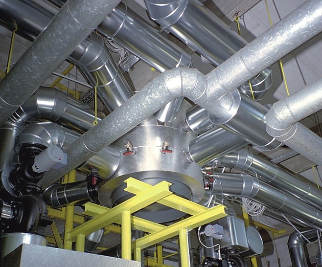 Der Zortström mit einem Durchmesser von 1200 mm wurde oberhalb der ­Kesselanlage installiert und verteilt eine Gesamt-Heizleistung von über 5 MW.