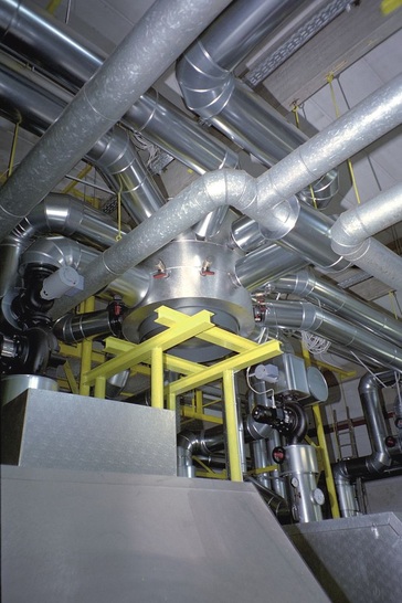 Das zweistufige Zortström-Zentrum ist Heizungsverteiler und zugleich hydraulischer Nullpunkt der Wärmeverteilung. In der oberen Ebene sind die vorlaufseitigen Einspeisepunkte der Wärmeerzeuger und die Abgänge der Versorgungsstränge angeordnet.