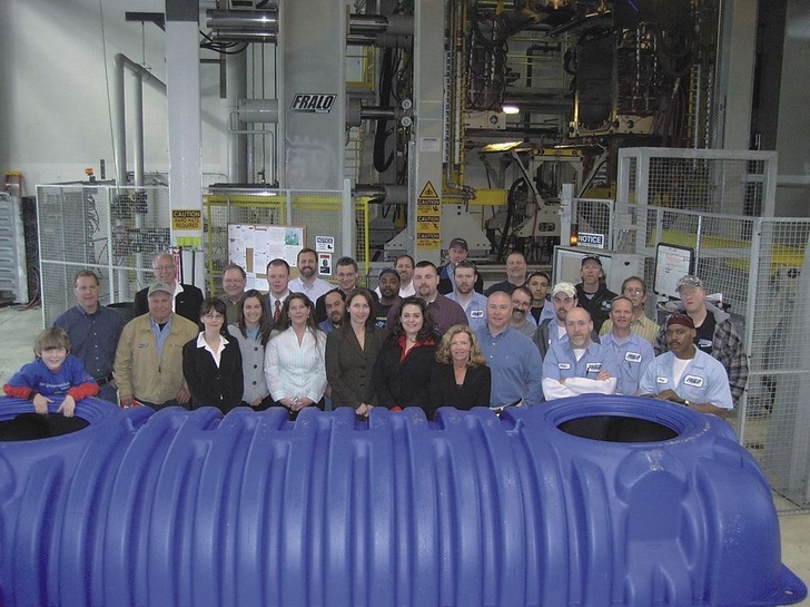 Roth Global Plastics, hintere Reihe: (1. v.l.) Jochen Drewniok, Geschäftsführer Roth Industries, Watertown und Roth Global Plastics, Syracuse; (3. v.l.) Claus-Hinrich Roth, Mitglied der Geschäftsleitung Roth Industries, Dautphetal, und (5. v.l.) Matthias Donges, Geschäftsführer Roth Industries, Dautphetal im neuen Roth Werk in Syracuse.