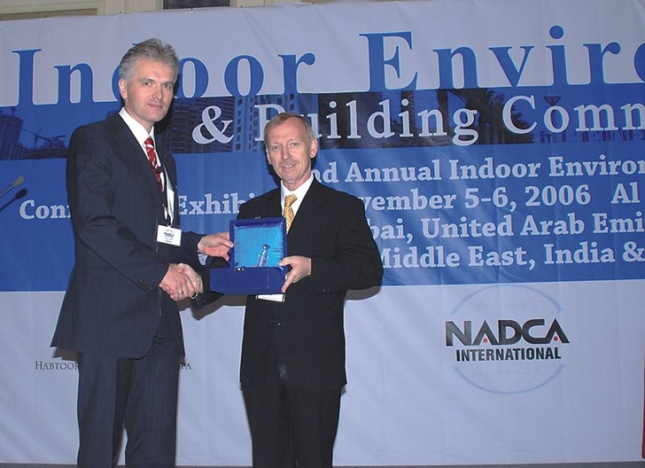 Christoph Kaup erhält von Kelvin Bruce (NADCA Coordinator VAE) eine Anerkennung für die Beteiligung am Leitkongress zum Thema Luftqualität in Dubai. - © Howatherm
